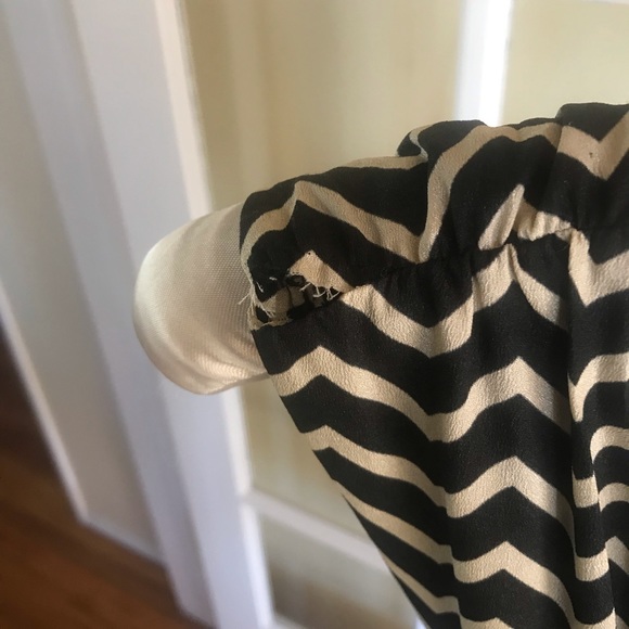 Black & Cream Print Romper. SIZE SMALL - Picture 4 of 5